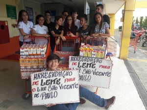 Alunos da Etec realizaram arrecadação de 427 litros de leite no Supermercado Palomax que foi doado ao Lar São Vicente de Paulo.